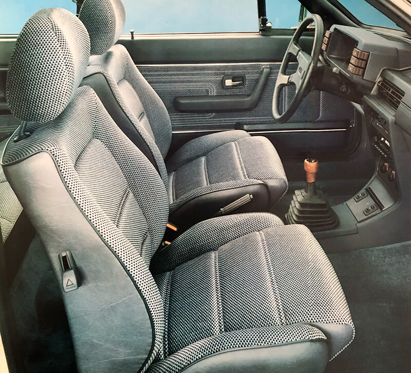 Audi 4000 5+5 Innenraum mit Velours-Sportsitzen