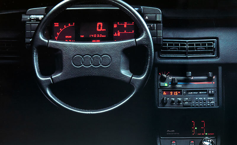 Audi Coupe GT 1987 mit rotem LCD Cockpit