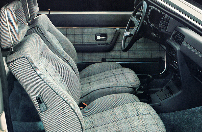 Amerikanisches Audi Coupe von 1982 mit Karotweed-Innenausstattung