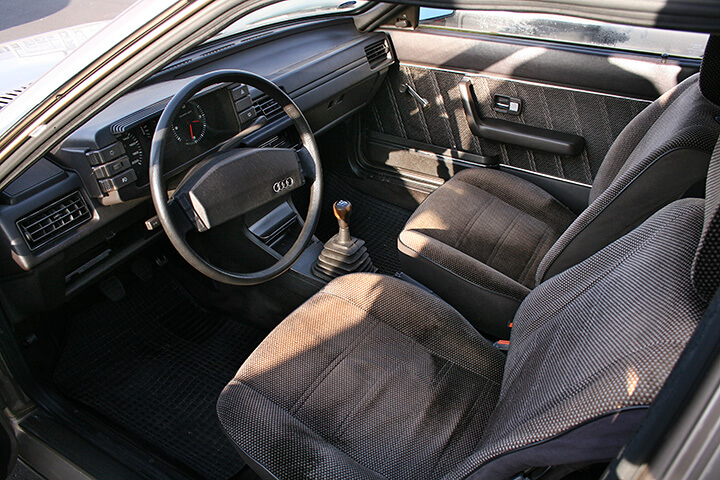 Audi Coupe GL Typ 81 75 PS Innenraum Karovelours