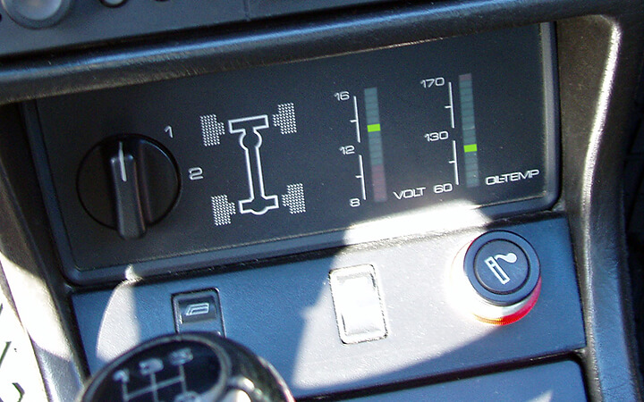 Audi Coupé Quattro Typ 85 Schalter Differentialsperre und digitale Zusatzinstrumente